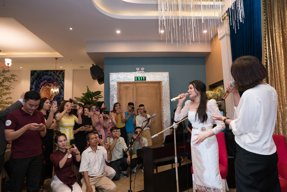 Sau khoảnh khắc rụt rè ban đầu khi đàn chị bất ngờ mời song ca, Văn Mai Hương đã nhanh chóng lấy lại sự tự tin và hòa giọng ngọt ngào.