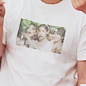 Áo in hình TWICE thì không có gì lạ. Nhưng anh chàng này lại in hình Nayeon với khoảnh khắc cô nàng chỉ muốn chôn vùi.