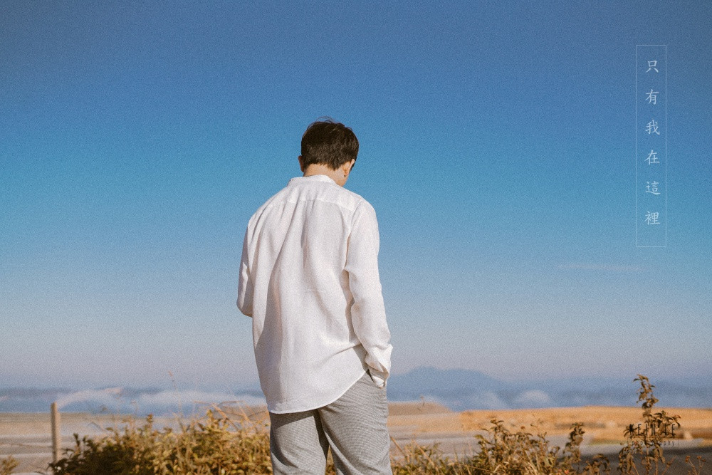 Không chỉ làm mới về phần âm nhạc, Tim còn đầu tư khi thực hiện MV cho cả hai MV này với hình ảnh lãng tử và mộc mạc.