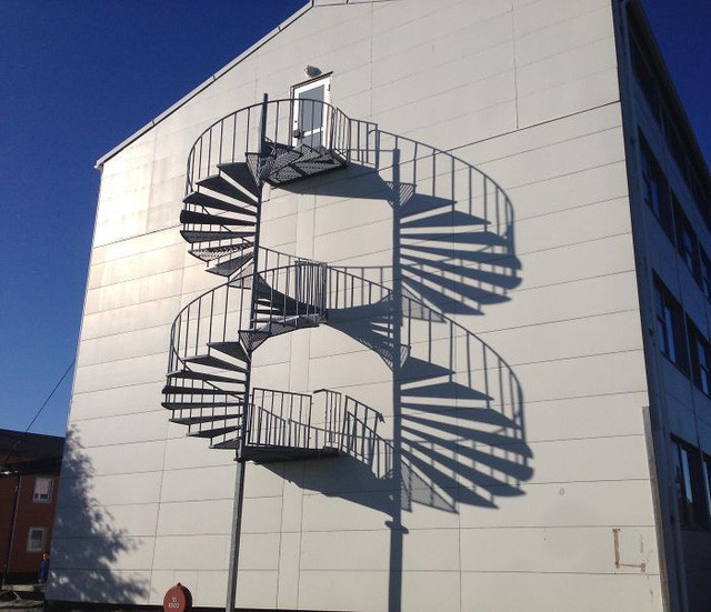 Bóng phản chiếu của cầu thang lên mặt tường tạo hiệu ứng hình độc đáo.