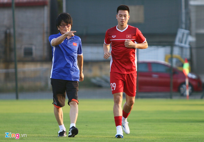 Cuyên gia vật lý trị liệu Choi Ju-young rất quen thuộc với các tuyển thủ Việt Nam. Ảnh: Q.T