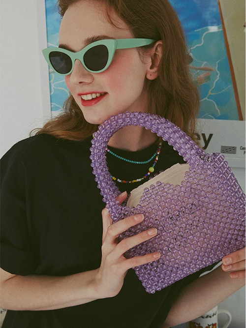 Không chỉ có các sao, giới trẻ Hàn cũng rất yêu thích túi kết cườm. Nhiều hãng thời trang nội địa cho ra mắt các sản phẩm có mức giá bình dân, tiện dụng để các cô gái sử dụng đi chơi, đi làm.