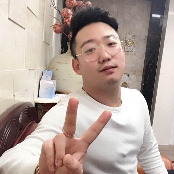 Người đàn ông Hàn Quốc có gương mặt giống trọng tài Kim Dae-young bị cộng đồng mạng "ném đá".