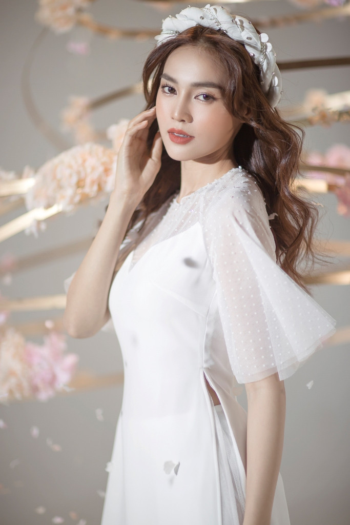 Với lối make-up trong suốt và tà áo dài gam màu trắng, Lan Ngọc khiến người đối diện không thể rời mắt.