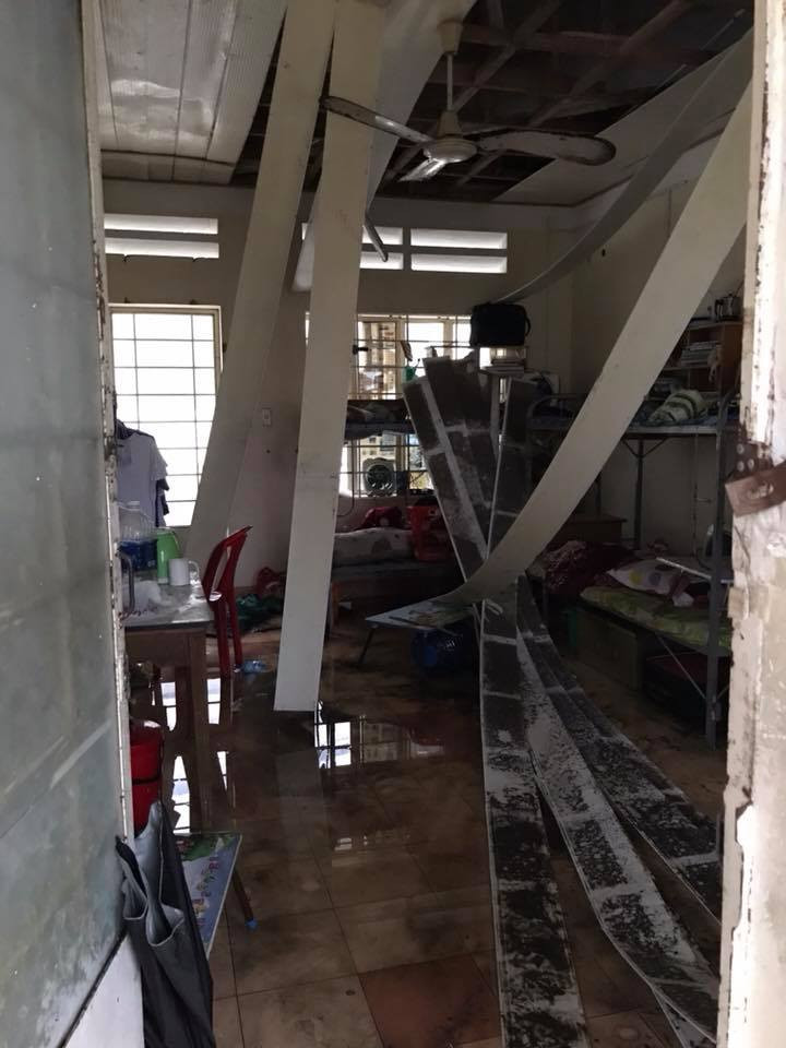 Phòng nội trú trường chuyên Lê Quý Đôn (Nha Trang) tan hoang. Các học sinh trước đó đã được chuyển xuống tầng dưới nên không có thiệt hại về người.