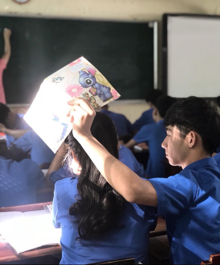 Khoảnh khắc nam sinh che nắng cho bạn học bỗng gây sốt mạng vì quá ngôn tình.