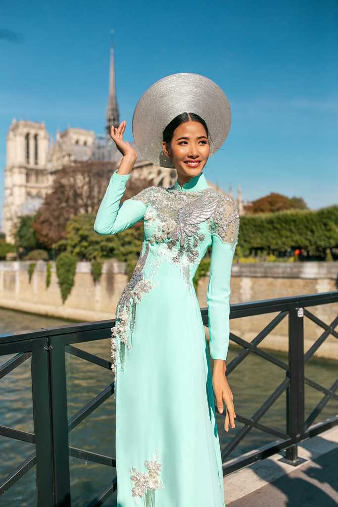 Bên cạnh đó, khi khoác lên người bộ áo dài họa tiết hoàng gia và chim bồ câu hòa bình, Á hậu Hoàng Thùy vô cùng dịu dàng đằm thắm giữa một Paris thơ mộng giàu chất thơ.