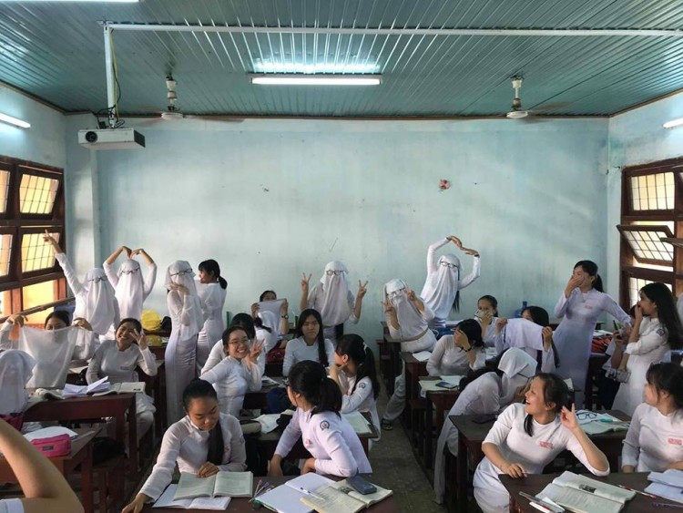 Mà nghịch phải có cả team, mấy khi lớp toàn con gái!