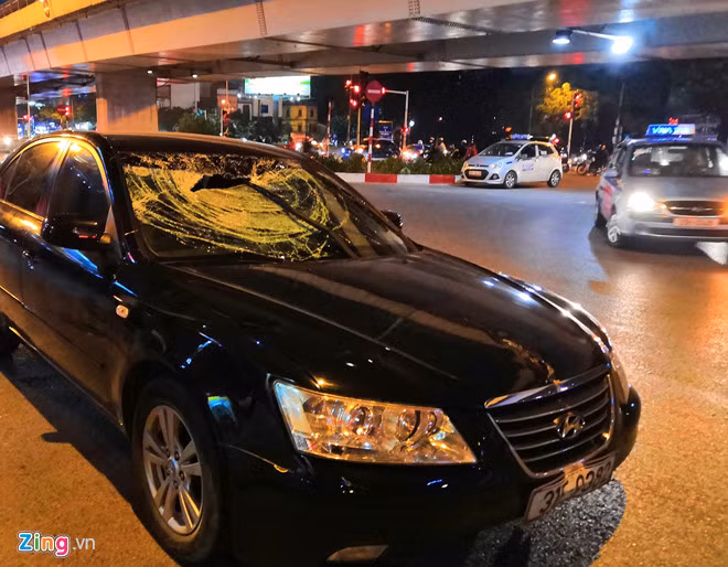 Chiếc xe gây ra vụ tai nạn liên hoàn vỡ nát kính trước. Ảnh: Quang Huy.