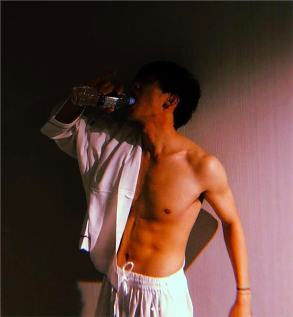 Trước đó anh cũng từng nhiều lần khoe body khiến các fan trầm trồ.