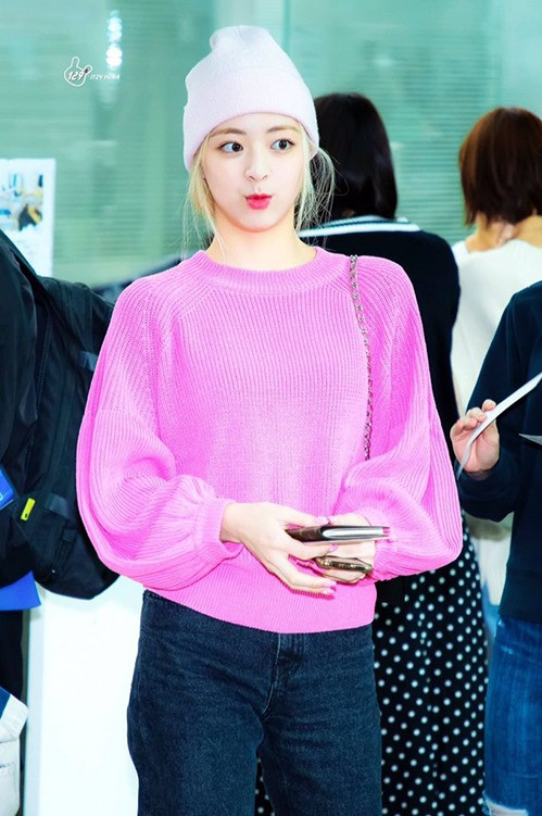 Trong những lần ra sân bay gần đây, thành viên ITZY đều ưu ái gam màu rực rỡ này. Hồng vốn là tông rất kén da, dễ sến, tuy nhiên nó giúp Yuna tôn lên nhan sắc ngọt ngào, đáng yêu.