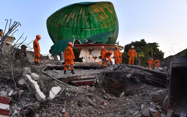 Indonesia đang phải gánh chịu tới 3 trận động đất liên tiếp, khiến nhiều công trình bị phá nát và hàng chục nghìn người mất chỗ ở