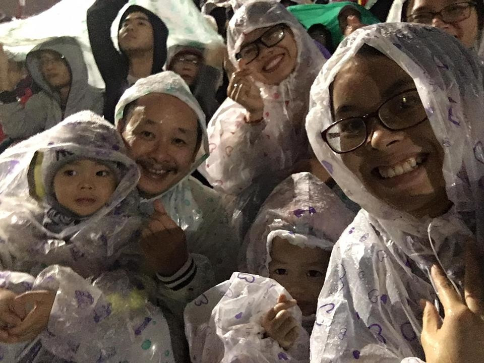 CĐV đội mưa cổ vũ cho đội bóng quê hương dưới màn mưa tầm tã