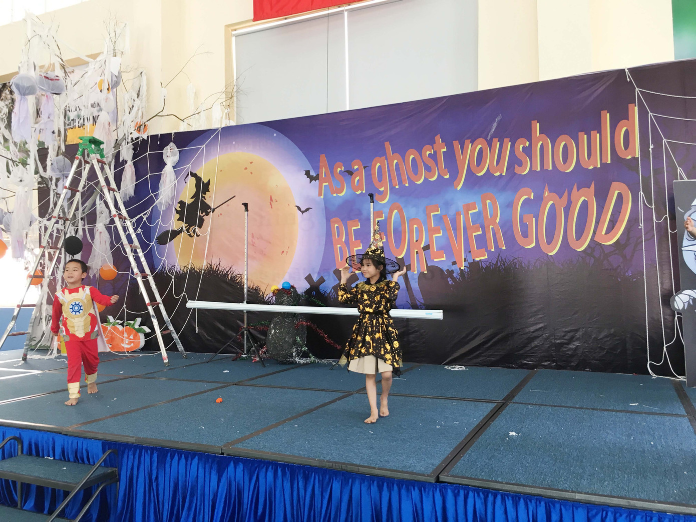 Thông điệp mà trường muốn thể hiện: "Ngay cả khi bạn là ma, bạn vẫn có thể làm việc tốt!".