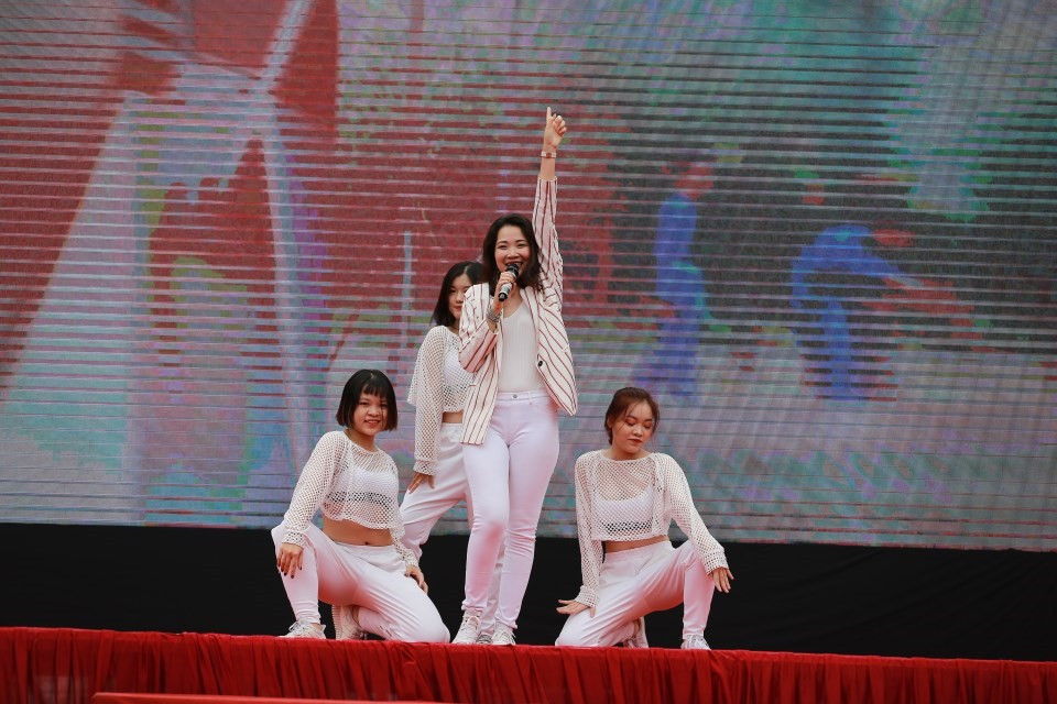 Phong thái tự tin và cuốn hút của chị Hà cùng nhóm nhảy đã đốt cháy sân khấu.