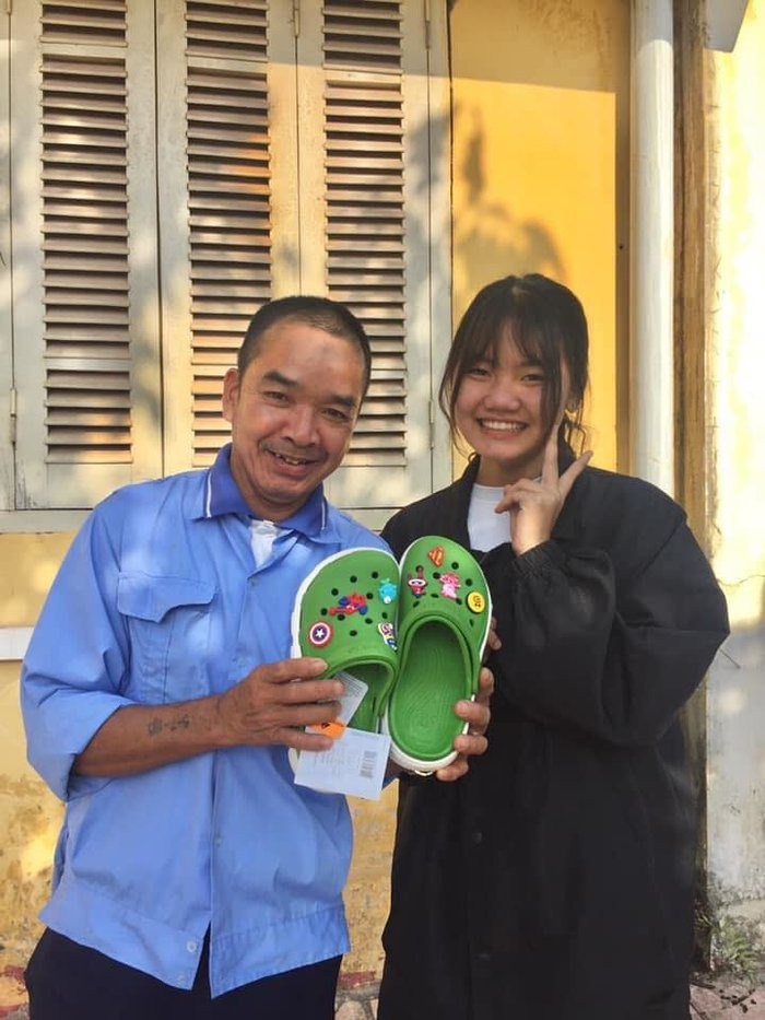 Đôi dép màu xanh nổi bần bật.