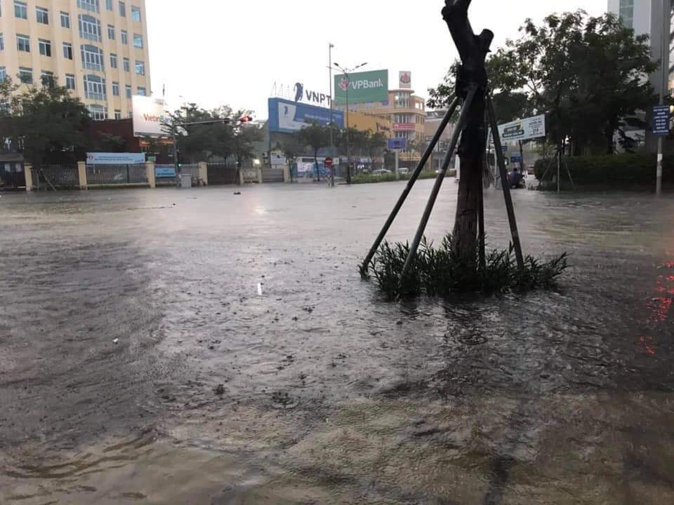 Ngập nặng khiến việc di chuyển trên đường rất khó khăn. (Ảnh: Danang Viewers)