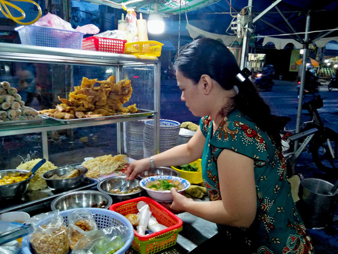 Chị Thư mở quán nhưng không học nghề từ ai mà tự nấu nướng. Ảnh: LÊ HỒNG HẠNH.