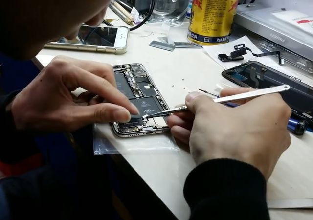 Nikolay Tanev cẩn thận lắp ráp các linh kiện mua được để tạo thành sản phẩm hoàn thiện.