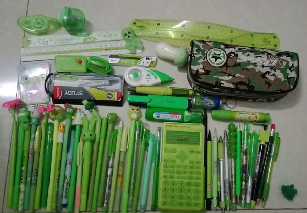 Đồ dùng học tập của chàng trai yêu màu xanh. Ảnh: Đức Lê Đồ dùng học tập của chàng trai yêu màu xanh. Ảnh: Đức Lê