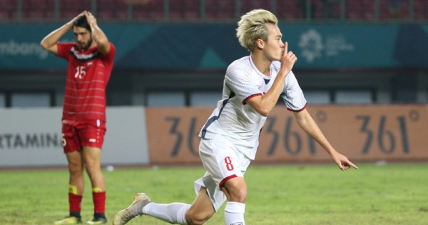 ... và Văn Toàn có cách ăn mừng chiến thắng giống nhau.