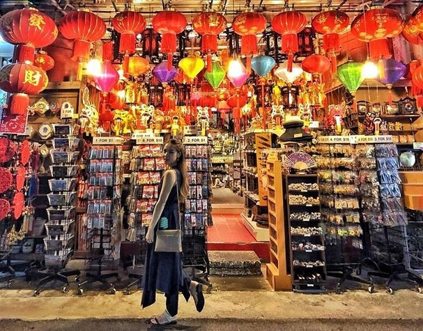 Tại con phố China Town, những chiếc đèn lồng sặc sỡ được treo ở khắp mọi nơi. Tại con phố China Town, những chiếc đèn lồng sặc sỡ được treo ở khắp mọi nơi.