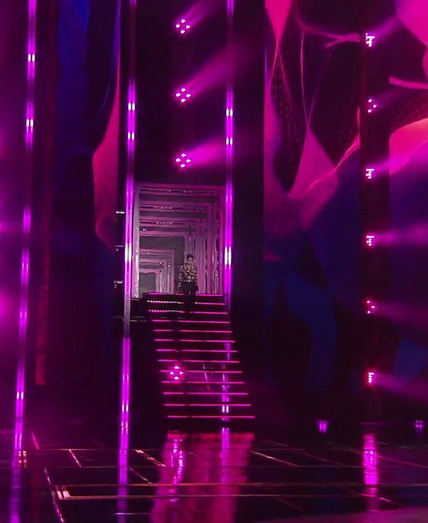 Các fan cho rằng Wendy đã bị ngã từ trên sân khấu cao này xuống đất.