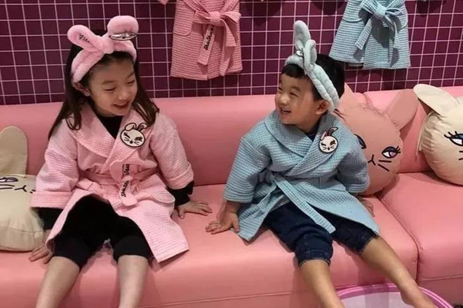 Khi đến spa, các bạn nhỏ sẽ được phát áo choàng dài, băng đô tai thỏ, trông không khác gì một rich kid sành điệu. Áo và cài được phân biệt theo màu sắc, màu hồng dành cho bé gái, màu xanh là của bé trai.