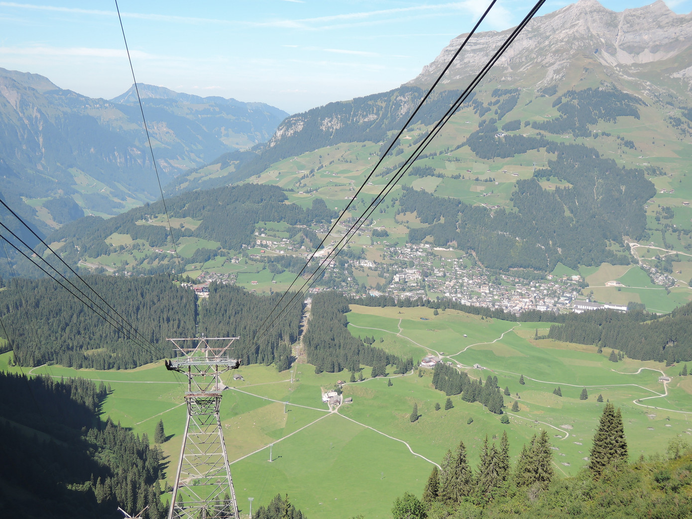 Tôi bắt nhầm chuyến cáp treo trở về, thay vì cáp treo lên đỉnh núi