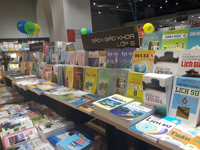 Mỗi năm, người dân bỏ ra cả ngàn tỷ đồng mua sách giáo khoa nhưng rất khó để tái sử dụng.