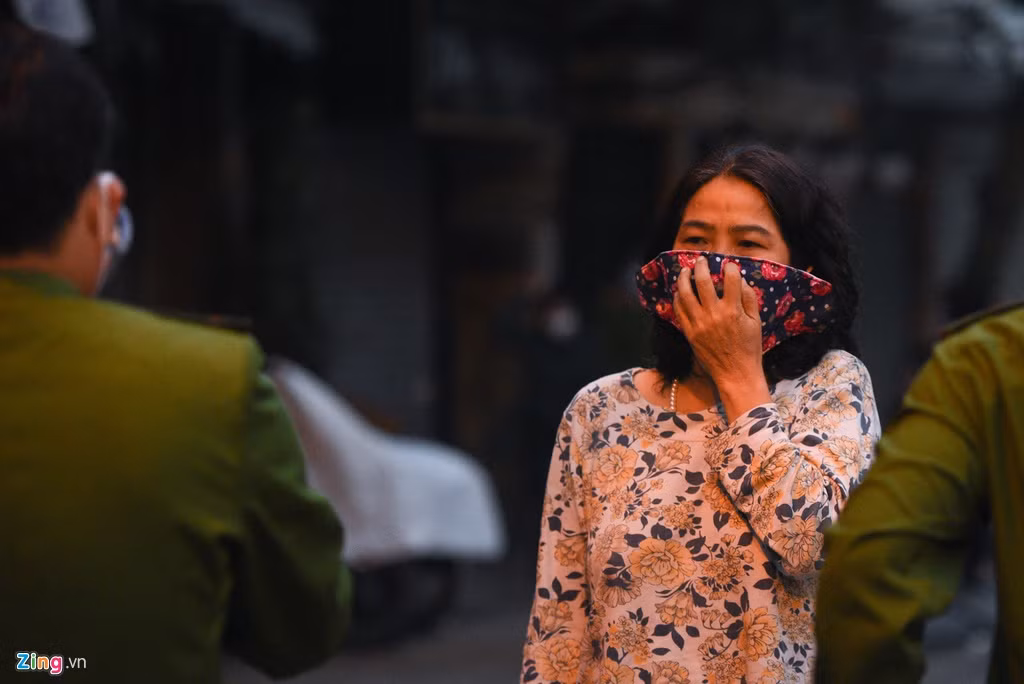 Người dân trong khu vực cách ly ở phố Trúc Bạch (quận Ba Đình, Hà Nội) bị hạn chế đi lại. Ảnh: Duy Hiệu.