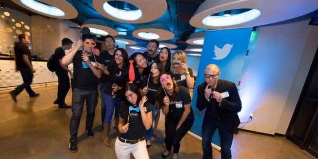Twitter: Twitter vốn nổi tiếng với những đặc quyền cho nhân viên như cung cấp ba bữa ăn một ngày hay châm cứu ngay trong trụ sở công ty.