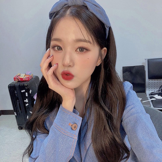 Jang Wonyoung (IZ*ONE) chắc hẳn cũng có hẳn bộ bờm nơ nhiều màu để có thể chọn ra bờm tiệp màu với trang phục đến thế.