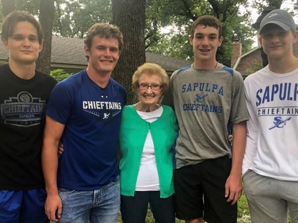 Bốn “người hùng tuổi teen” và bà Richie.