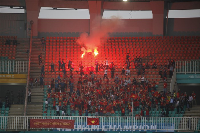 CĐV Việt Nam đốt pháo sáng ở ASIAD 18. (Ảnh: Đ.H)