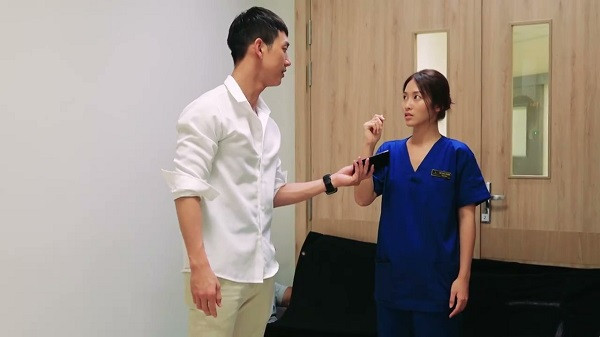 Đạo cụ thô sơ là tấm vải đen để hứng chiếc điện thoại rơi ra.