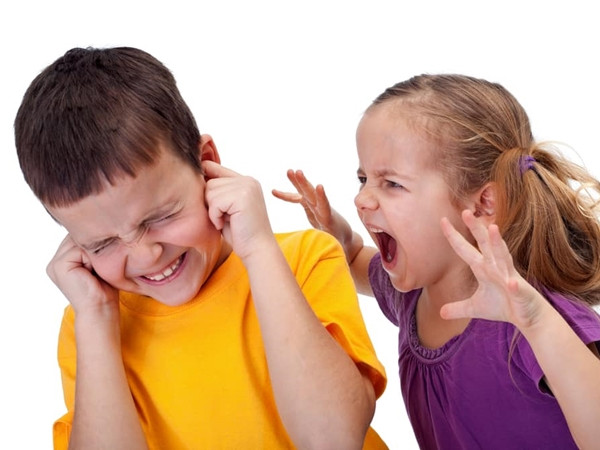 Trẻ con thường hay cãi nhau vặt mà không biết điểm dừng.