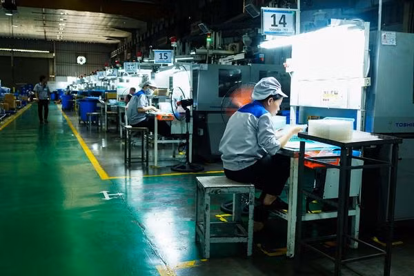 Các công nhân tại Bac Viet Technology. Công ty này sản xuất nhiều bộ phận nhỏ bằng nhựa cho Canon, Korg và Samsung. (Ảnh: Raymond Zhong)