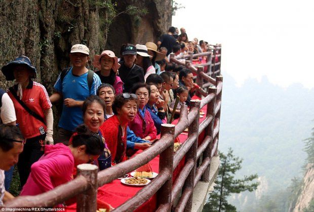 Đây là trải nghiệm có 1-0-2 của du khách nằm trong chương trình lễ hội mùa hè, tất cả các món ăn đều hoàn toàn miễn phí.