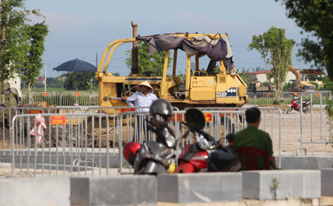 Máy móc được huy động đến để san ủi lấy mặt bằng cho khu đất. ẢNH: MINH HẢI.