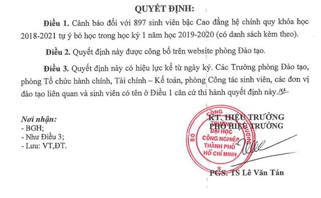 Một trong các quyết định cảnh báo của Trường ĐH Công nghiệp TP.HCM. Ảnh: T.K.