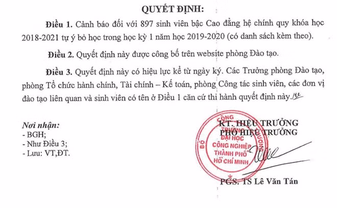 Một trong các quyết định cảnh báo của Trường ĐH Công nghiệp TP.HCM. Ảnh: T.K.