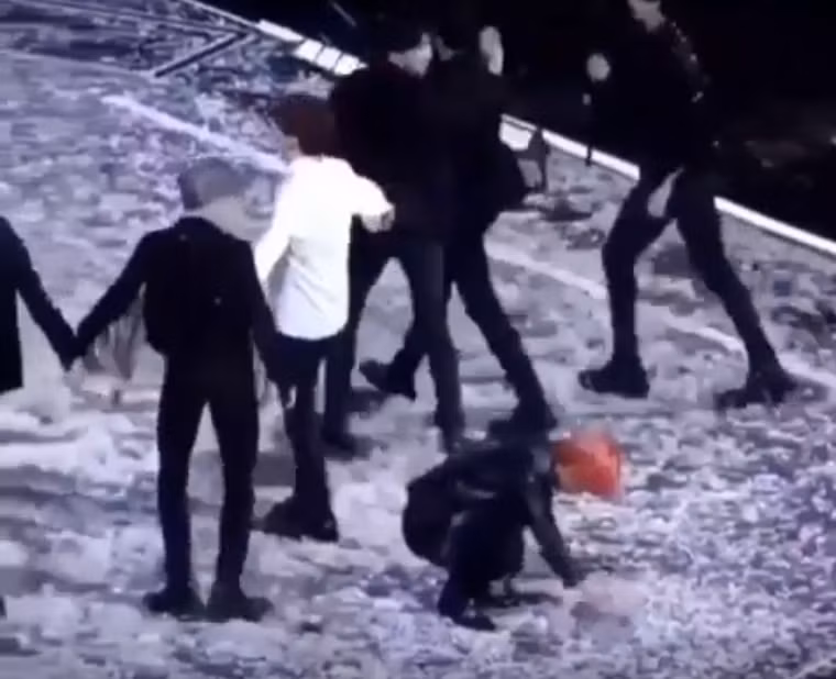 Jimin nhận ra V đang mải mê gom hoa giấy nên nhắc nhẹ.