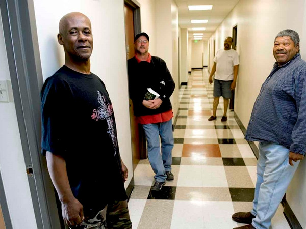 Một số người vô gia cư đã đến ở tại khu căn hộ được cải tạo từ khách sạn cũ.