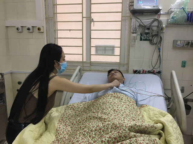 Thu Hương, bà xã Tuấn Hưng chăm sóc chồng tại bệnh viện. Cô cho biết, chồng mình suy sụp và khóc rất nhiều khi liveshow đúng ngày sinh nhật bị hủy sát giờ diễn.