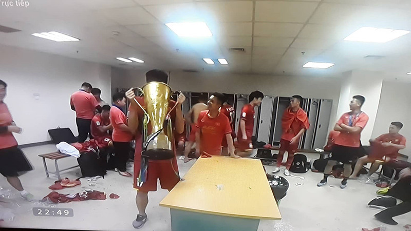 Nâng ly chúc mừng chiến thắng,