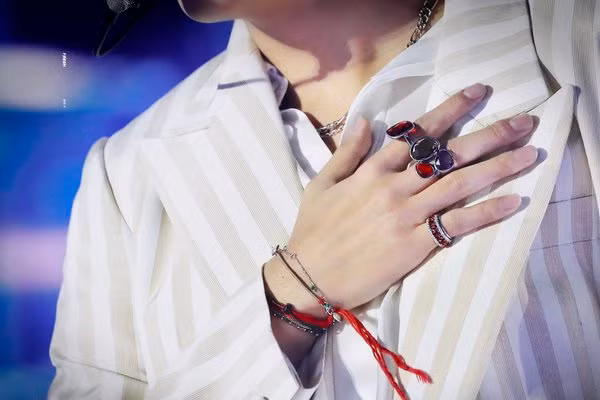 Rất nhiều người thắc mắc không biết V có bí quyết chăm sóc tay như thế nào để giữ gìn được bàn tay đẹp như thế.