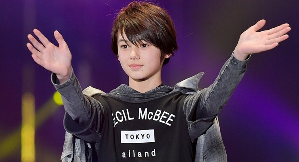 Phong thái trên sàn catwalk của Alex Shou không thua kém mẫu chuyên nghiệp.