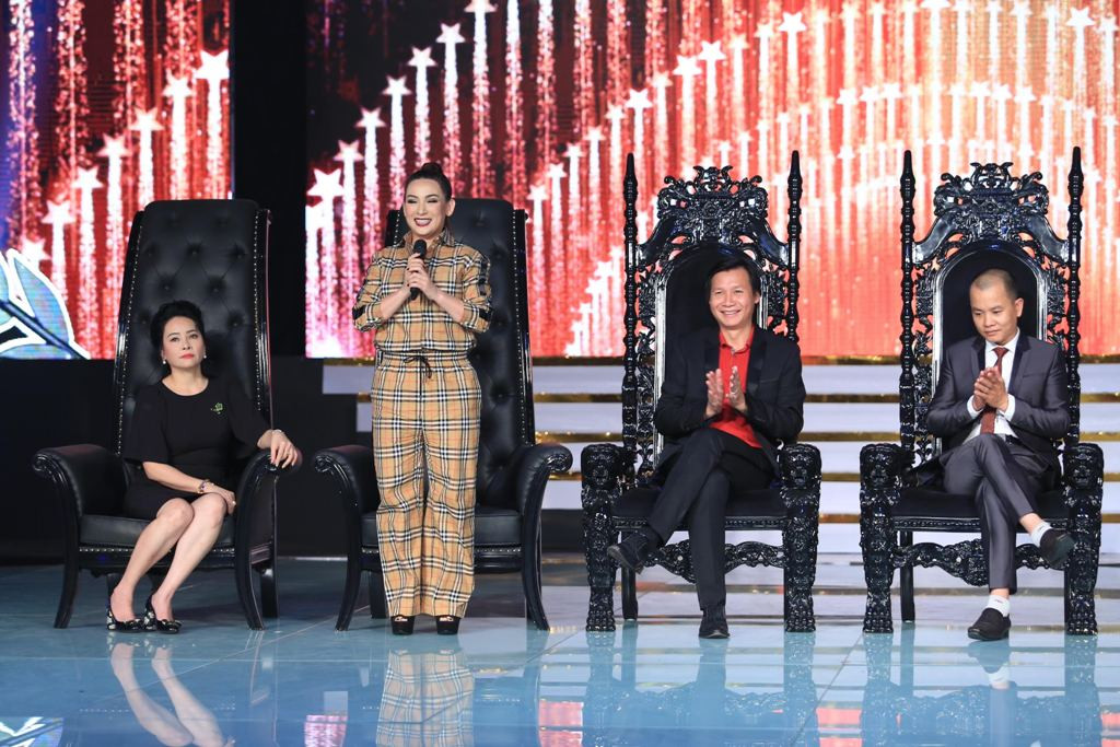 Tuy nhiên, do có việc đột xuất nên Phi Nhung đến trễ hơn 1 tiếng đồng hồ. Trước khi bắt đầu buổi giao lưu cùng báo giới, nữ ca sĩ đã đứng lên cúi đầu xin lỗi tất cả mọi người.