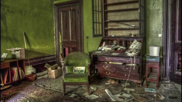 Berkyn Manor, Anh: Nhà thơ người Anh John Milton nổi tiếng với tác phẩm "Thiên đường đã mất" (Lost Paradise) từng sống trong căn nhà tồi tàn này. Người dân địa phương cho rằng căn nhà có thể đã bị ma ám và nó hầu như không được tu sửa gì từ năm 1987.